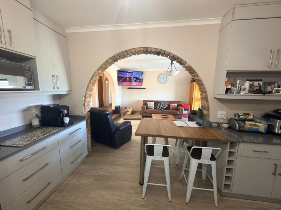 To Let 4 Bedroom Property for Rent in Langerug Western Cape